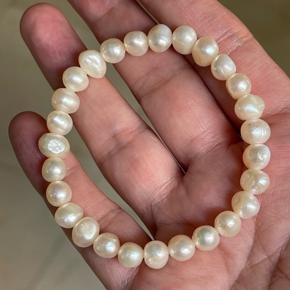 Vintage Jewelry - Cultured freshwater creamy white pearl stretchy bracelet bangle